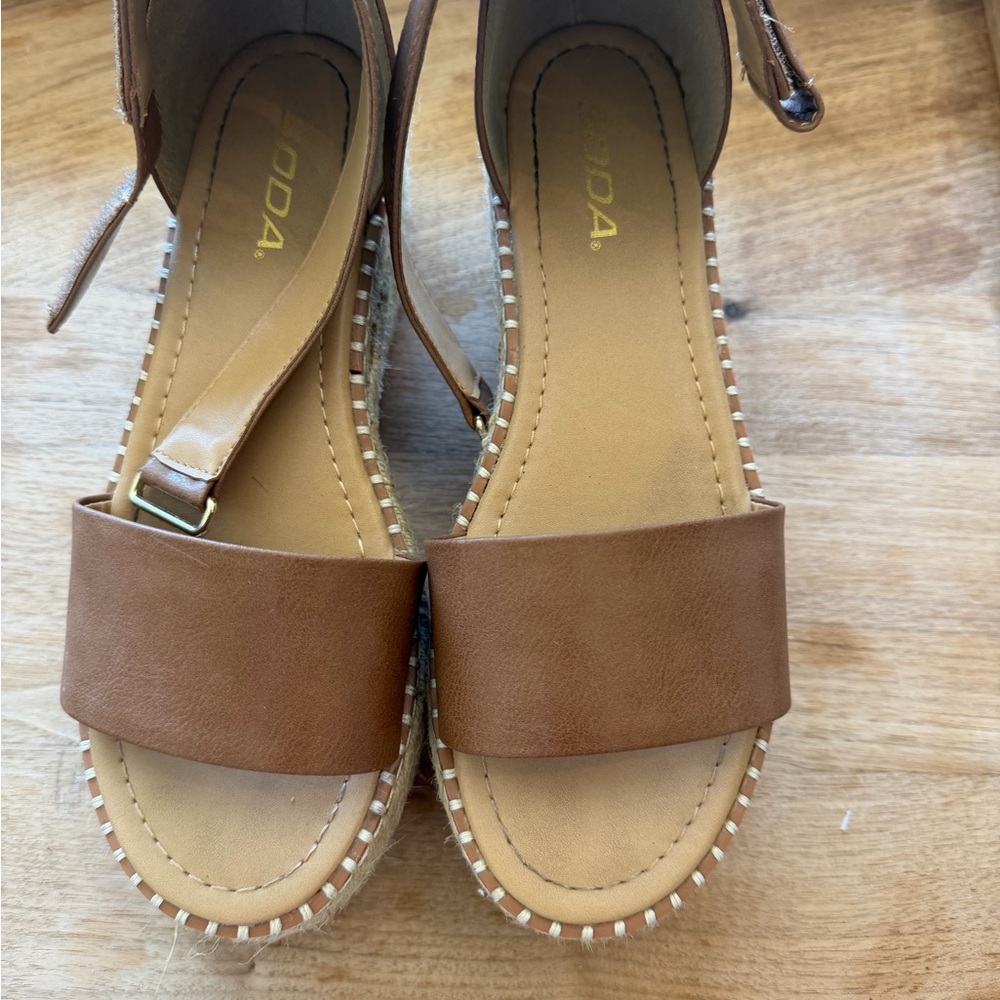 Moda Women's Brown Platform Sandals